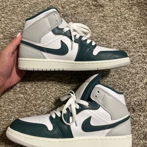 Air Jordan 1 Mid SE